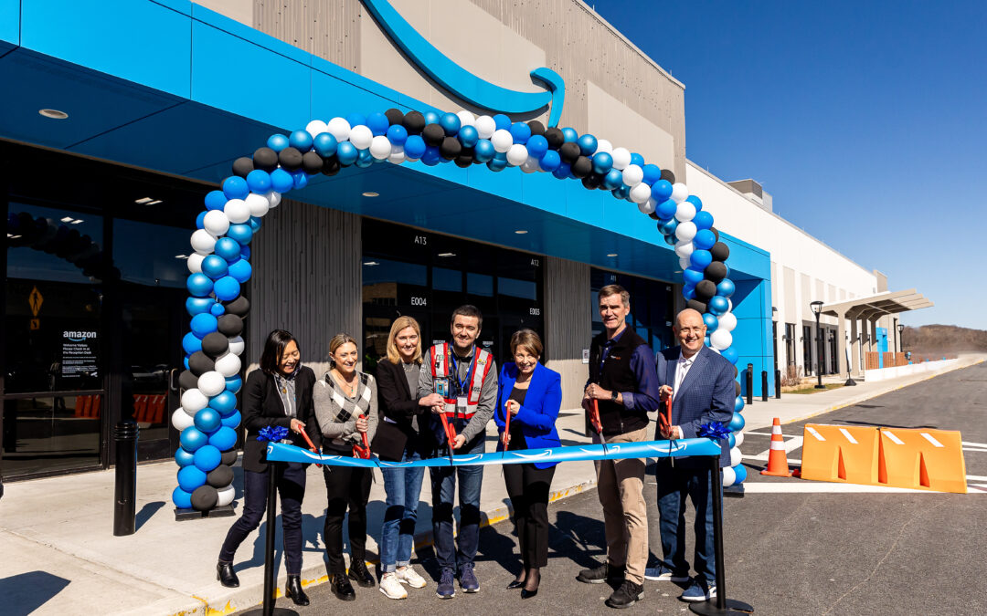 Amazon debuts $400 million robotic warehouse in North Andover, biggest in the state